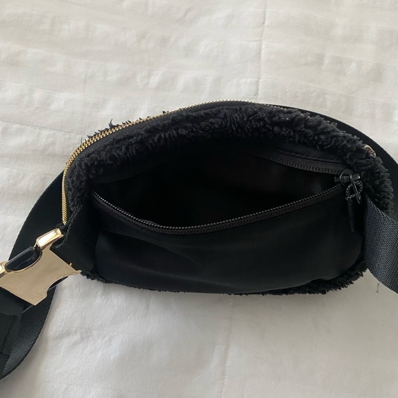 lululemon athletica Black Fleece Crossbody Bag - Picture 4 of 12